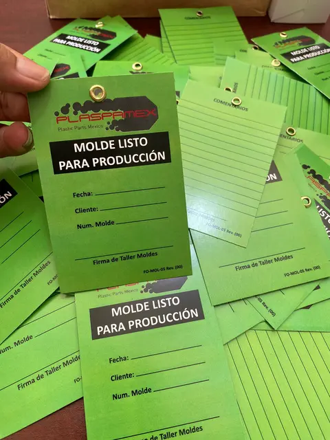 Tarjetas de cartulina verde con ojal metálico