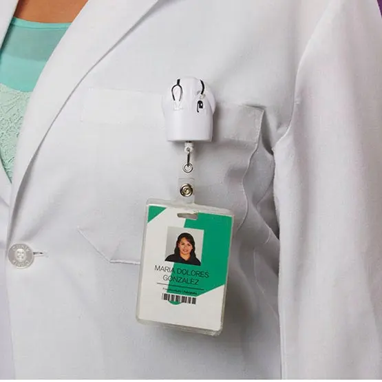 Gafete de PVC con portagafete en bata médica