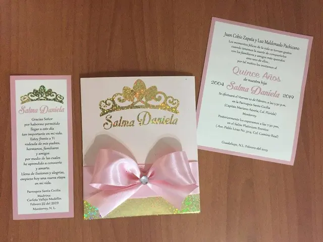 Invitación de XV años con moño rosa y corona dorada