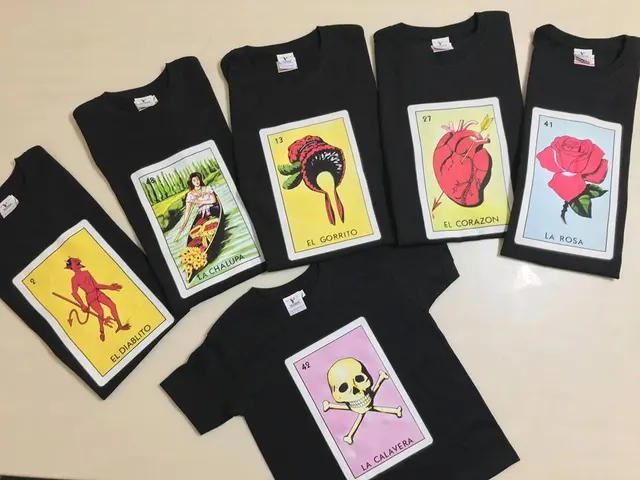 Playeras negras con cartas de lotería impresas