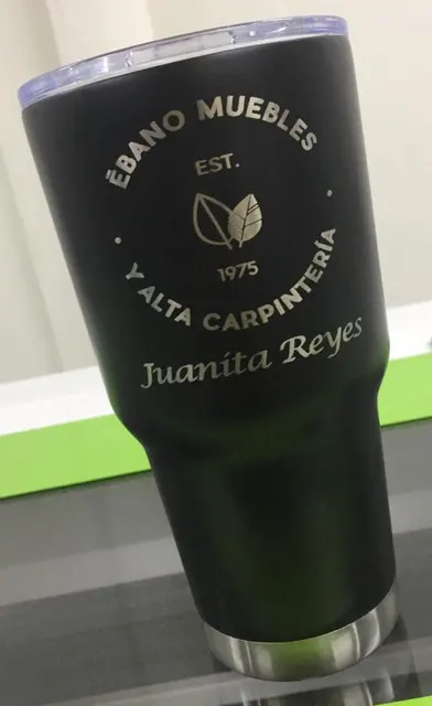 Termo negro con logotipo grabado con láser