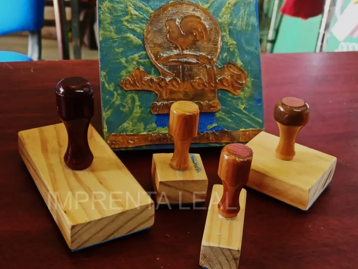 Sellos de madera manuales sobre una mesa